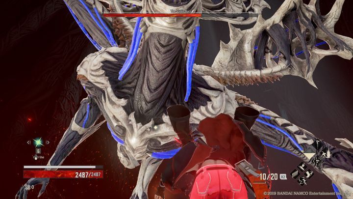 Gdy będziesz zbyt długo pod bossem, ten zacznie tworzyć niebieską barierę, która po chwili zada wysokie obrażenia twojej postaci - The Virgin Born | Boss w Code Vein - Code Vein - poradnik do gry