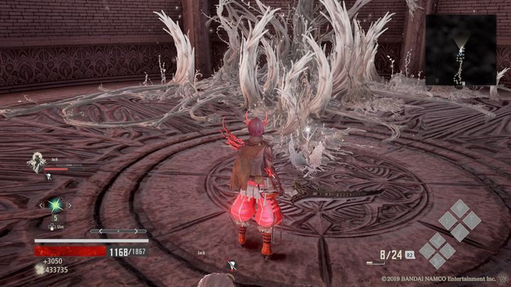 W pomieszczeniu dalej znajdują się przeciwnicy, jeden na środku areny, reszta wisi na ścianie - Crypt Spire | Solucja Code Vein - Code Vein - poradnik do gry