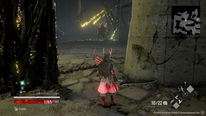 Przy skrzyni skręć w prawo, zobaczysz tam przeciwnika stojącego przy krawędzi - Accumulator Ruins | Solucja Code Vein - Code Vein - poradnik do gry