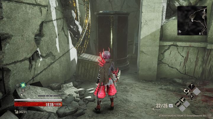 Za przeciwnikiem po prawej stronie znajdują się widoczne na zdjęciu łamliwe przedmioty, zniszcz je i podnieś Queen Steel - Research Facility Area | Solucja Code Vein - Code Vein - poradnik do gry