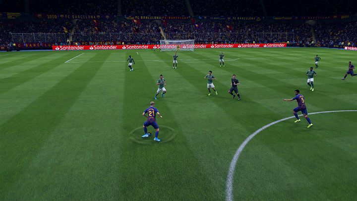 Gra z klepki to nic innego, jak wykonywanie szybkich krótkich podań pomiędzy zawodnikami praktycznie z pierwszego kontaktu z piłką - Podania w FIFA 20 - FIFA 20 - poradnik do gry