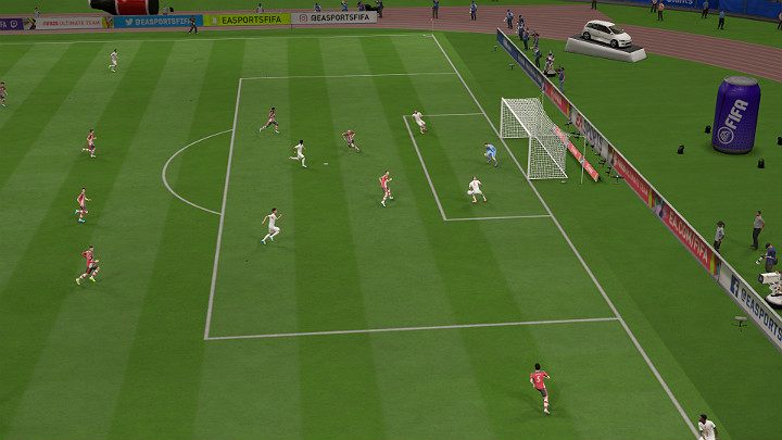 Klasyczne dośrodkowanie górą to często najprostszy i najskuteczniejszy sposób dogrania piłki w pole karne przeciwnika - Dośrodkowania w FIFA 20 - FIFA 20 - poradnik do gry