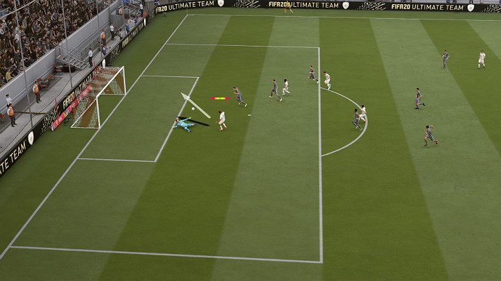 Podcięcie piłki jest zagraniem, które przynosi zamierzony skutek w przypadku, gdy bramkarz drużyny przeciwnej wyszedł nieco z linii bramkowej - Strzelanie w FIFA 20 - FIFA 20 - poradnik do gry