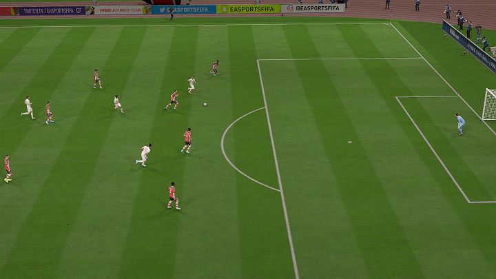 Jednym z najlepszych i najskuteczniejszych sposobów na zakończenie akcji w grze FIFA 20 jest podanie w tempo do wychodzącego zawodnika w taki sposób, aby znalazł się on za plecami obrońców - Odpowiednie zakończenie akcji w FIFA 20 - FIFA 20 - poradnik do gry