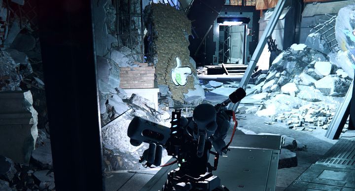 Po przejściu dalej przez budynek warto w pierwszej kolejności kierować się za wskazaniami namalowanej na ścianach białej rękawiczki: skrót ten pozwoli ci znaleźć się najbliżej MedBay i ominąć większość wrogów w przypadku śmierci - The Surge 2: A.I.D Command, Zagubione dziecko - solucja, opis przejścia - The Surge 2 - poradnik do gry