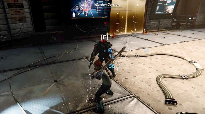 Ponadto boss wykonuje ładowany atak z góry, który sygnalizowany jest ikoną braku możliwości obrony przed takim atakiem - odskakuj do tyłu - The Surge 2: Ucieczka z więzienia - solucja, opis przejścia - The Surge 2 - poradnik do gry