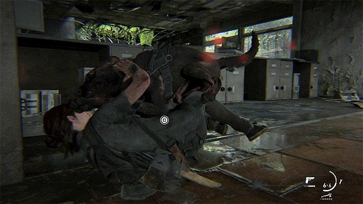 Jeśli zostałeś zauważony przez psa, to postaraj się szybko zareagować i użyj strzelby, karabinu lub innej dobrej broni zanim pies zdoła dopaść Ellie - The Last of Us 2: Psy - The Last of Us 2 - poradnik do gry