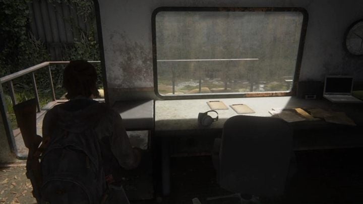 Zejdź po drabinie na dół i podejdź do skrzynki z zasilaniem - The Last of Us 2: Przygotowania, Brama - solucja - The Last of Us 2 - poradnik do gry