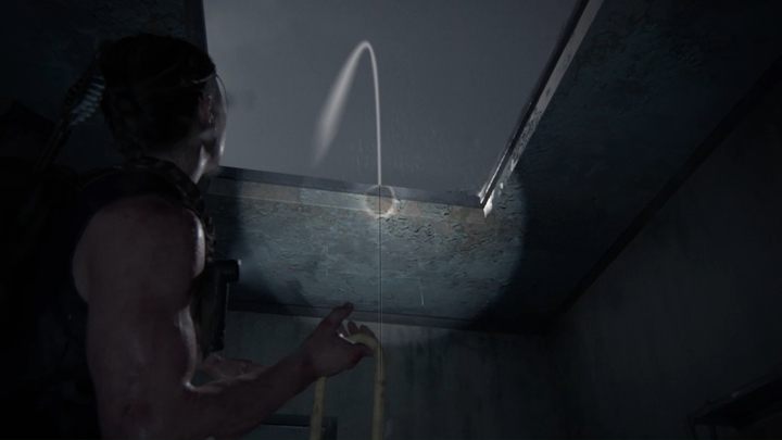 Weź teraz kabel do ręki i rzuć nim tak jak na obrazku powyżej - The Last of Us 2: Wybrzeże - solucja, opis przejścia - The Last of Us 2 - poradnik do gry