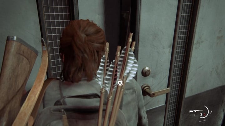 Gdy w końcu dogonisz Norę, zaczniecie się szarpać - naciskaj szybko kwadrat, by wygrać to starcie - The Last of Us 2: Szpital - solucja, opis przejścia - The Last of Us 2 - poradnik do gry