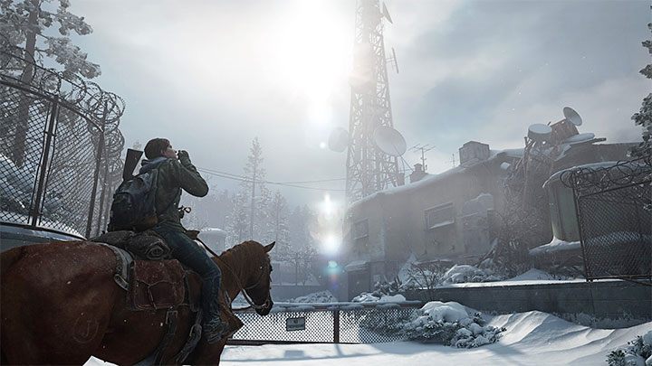 W początkowej części etapu Patrol Dina i Ellie dotrą na koniach do pokazanego na obrazku budynku z wielką wieżą radiową - The Last of Us 2: Patrol sekrety, znajdźki - The Last of Us 2 - poradnik do gry