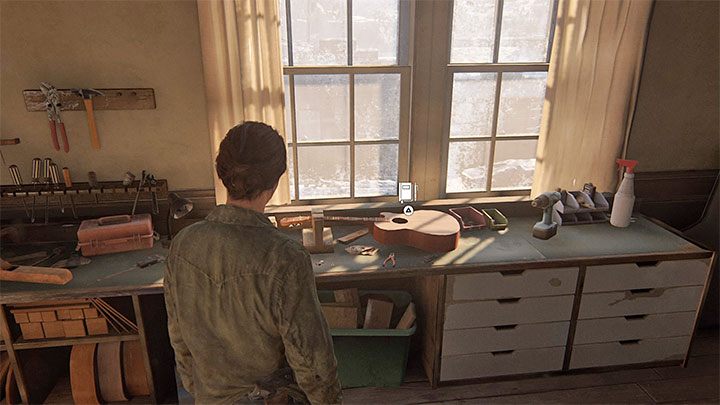Na piętrze domu Joela zajrzyj do pomieszczenia muzycznego i wejdź w interakcję z gitarą z powyższego obrazka leżącą przy oknie - The Last of Us 2: Przygotowania / Packing Up sekrety, znajdźki - The Last of Us 2 - poradnik do gry