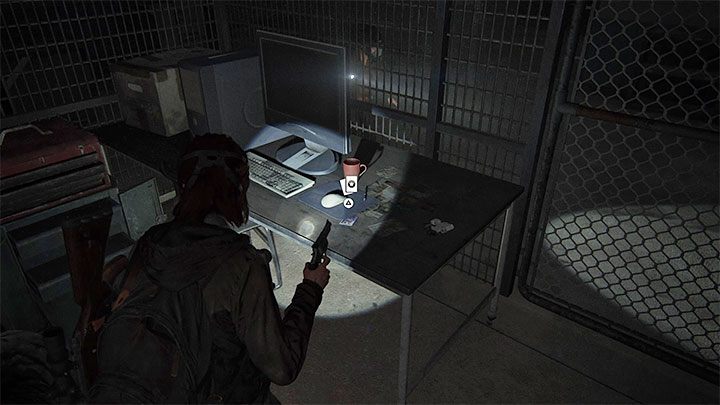 Po dotarciu do ogrodzonego obszaru kartę kolekcjonerską znajdziesz na biurku z komputerem, tuż obok klawiatury i myszy - The Last of Us 2: Tunele / The Tunnels sekrety, znajdźki - The Last of Us 2 - poradnik do gry