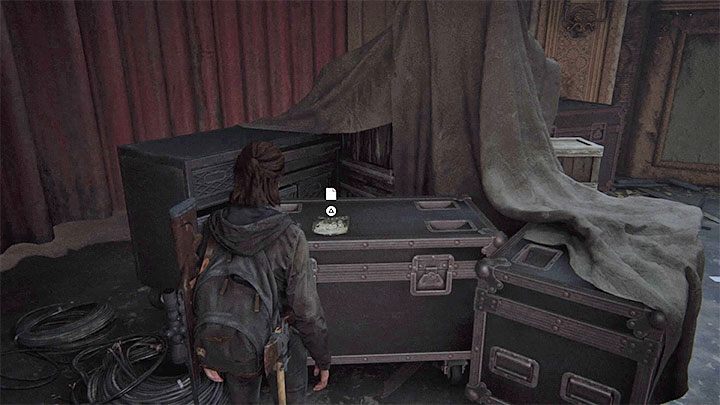 Wdrap się na scenę i rozejrzyj za ulotką leżącą na jednym z dużych pojemników - The Last of Us 2: Teatr / The Theatre sekrety, znajdźki - The Last of Us 2 - poradnik do gry