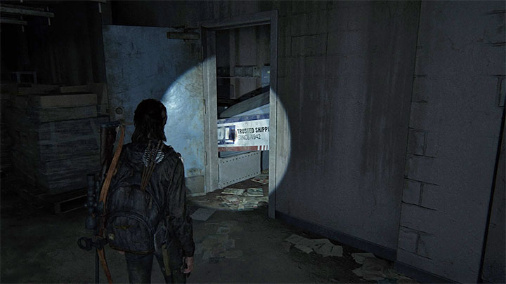 Przechodź przez kolejne nieoświetlone pomieszczenia aż dotrzesz do częściowo zawalonego przejścia z powyższego obrazka - The Last of Us 2: Droga do akwarium / Road to the Aquarium sekrety, znajdźki - The Last of Us 2 - poradnik do gry