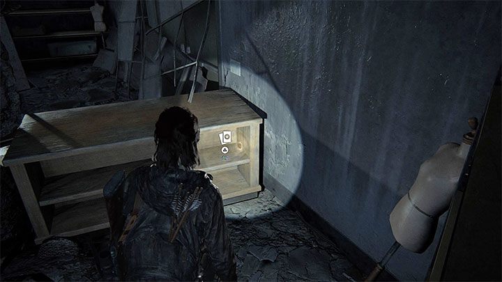 Tuż po tym jak ominiesz wspomnianą przeszkodę zatrzymaj się i obróć o 180 stopni, dzięki czemu zauważysz sekret - The Last of Us 2: Droga do akwarium / Road to the Aquarium sekrety, znajdźki - The Last of Us 2 - poradnik do gry