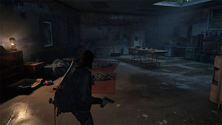Po rozprawieniu się ze zwierzęciem dotrzyj do pomieszczenia ze śpiworami i stołem do spożywania wspólnych posiłków - The Last of Us 2: Infiltracja / Infiltration sekrety, znajdźki - The Last of Us 2 - poradnik do gry