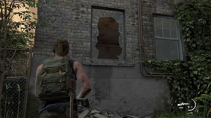 Zacznij badać okoliczną alejkę, przy czym rozglądaj się nad sobą za rozbitą okiennicą z powyższego obrazka - The Last of Us 2: Wrogie terytorium / Hostile Territory sekrety, znajdźki - The Last of Us 2 - poradnik do gry