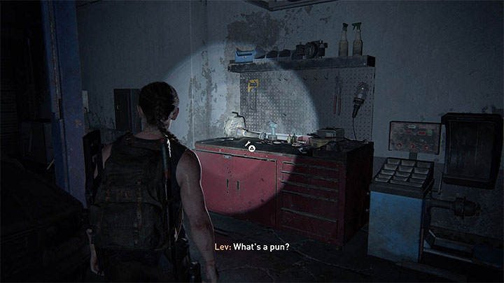 Stół warsztatowy jest w głównym pomieszczeniu, obok jednego z samochodów - The Last of Us 2: Las / The Forest sekrety, znajdźki - The Last of Us 2 - poradnik do gry