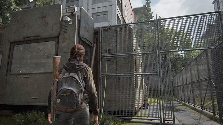 Kabel po wykonanym rzucie musi zwisać o płot po drugiej stronie centrum dowodzenia - pokazuje to obrazek - The Last of Us 2: Brama / The Gate sekrety, znajdźki - The Last of Us 2 - poradnik do gry