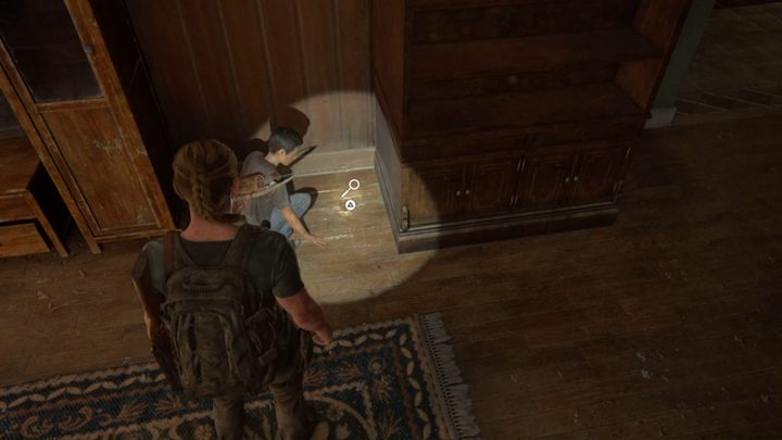 Odszukaj teraz Leva, który znajdzie ślady po przesunięciu szafy w salonie - The Last of Us 2: Constance 245 - solucja, opis przejścia - The Last of Us 2 - poradnik do gry