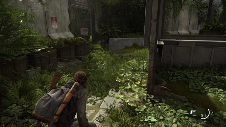 Idąc do stacji, natkniesz się na klikacza, który zginie od pułapki - The Last of Us 2: Capital Hill, Kanał 13 - solucja, opis przejścia - The Last of Us 2 - poradnik do gry