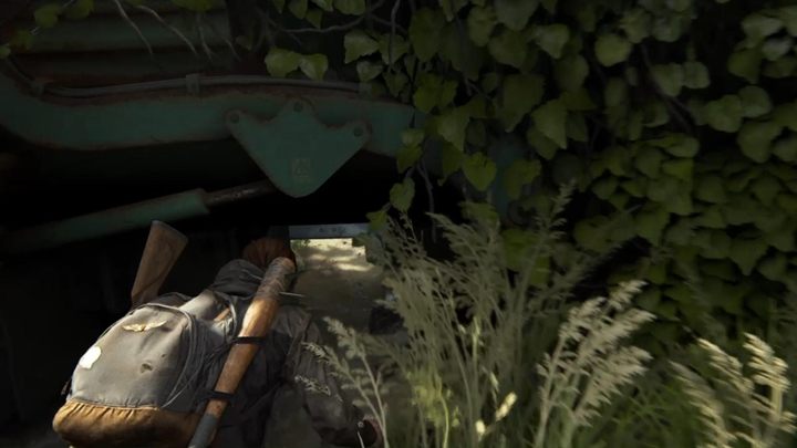 Przeczołgaj się pod kolejnym pojazdem, a dotrzesz do obszaru, gdzie nie będzie żadnego przejścia, gdyż wszystko będzie okablowane - The Last of Us 2: Capital Hill, Kanał 13 - solucja, opis przejścia - The Last of Us 2 - poradnik do gry