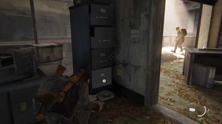 Idź za Diną i wyskoczcie przez uchylone okno na niższy poziom budynku - The Last of Us 2: Capital Hill, Kanał 13 - solucja, opis przejścia - The Last of Us 2 - poradnik do gry