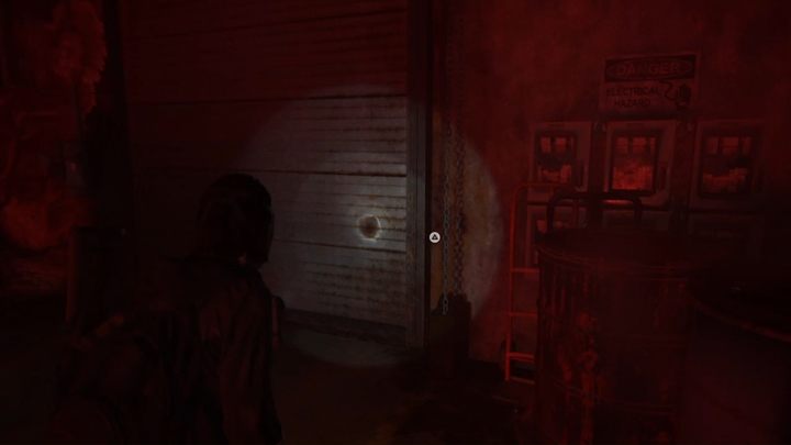 Podejdź teraz do łańcuchów obok bramy i pociągnij za nie, by wydostać się z tego miejsca - The Last of Us 2: Tunele - solucja, opis przejścia - The Last of Us 2 - poradnik do gry