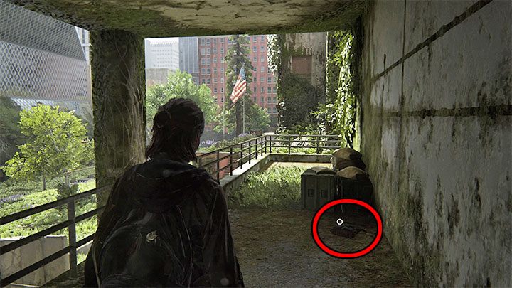 Dotrzyj do pokazanego na obrazku zadaszonego balkonu i sprawdź torbę leżącą na ziemi obok skrzyń - The Last of Us 2: Śródmieście / Downtown - mapa sekretów, znajdziek - The Last of Us 2 - poradnik do gry