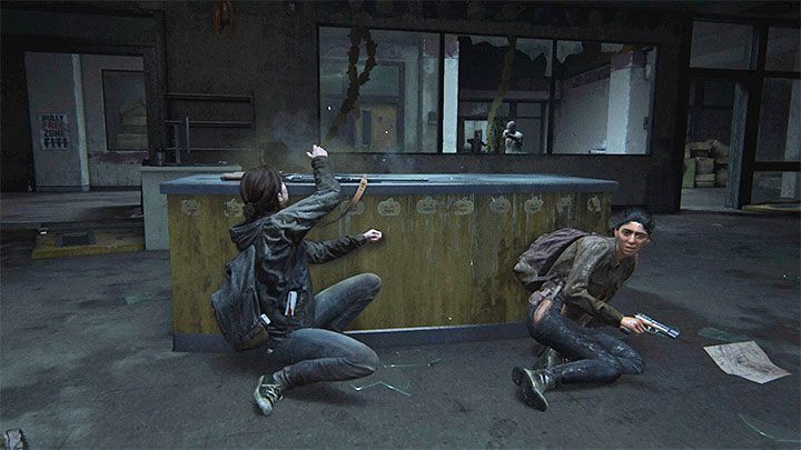 Walki z żywymi przeciwnikami mogą znacznie różnić się od walk z zarażonymi - ci drudzy po zauważeniu twojej postaci wyruszają zazwyczaj w jej stronę w linii prostej - The Last of Us 2: Porady na start - The Last of Us 2 - poradnik do gry