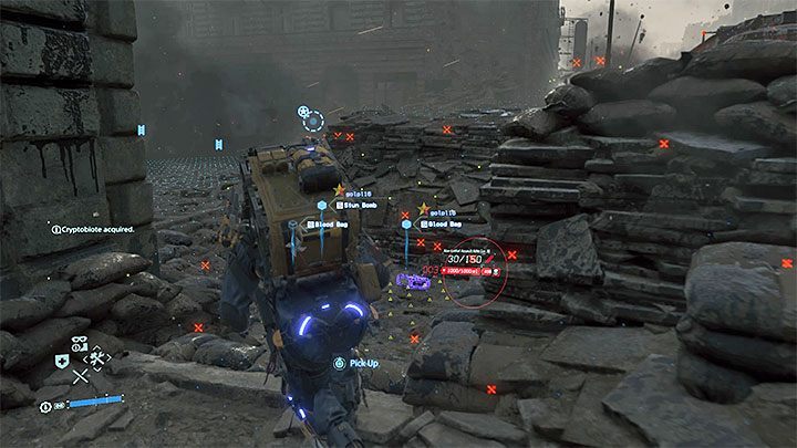 Zanim jeszcze zajmiesz się atakowaniem bossa użyj skanera żeby pozbierać jak najwięcej zapasów z okolicy (niektóre z nich mogłeś znaleźć jeszcze w drodze do kanałów) - Clifford Unger - rozdział 7 - Death Stranding - poradnik do gry