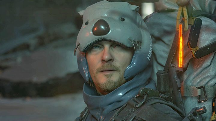 Kaptur możesz wybrać z rozwijanego menu z przedmiotami kosmetycznymi, przy czym nie jest on cały czas widoczny tak jak ma to miejsce w przypadku czapki z daszkiem - Gdzie w Death Stranding można spotkać Conana OBriena? - Death Stranding - poradnik do gry