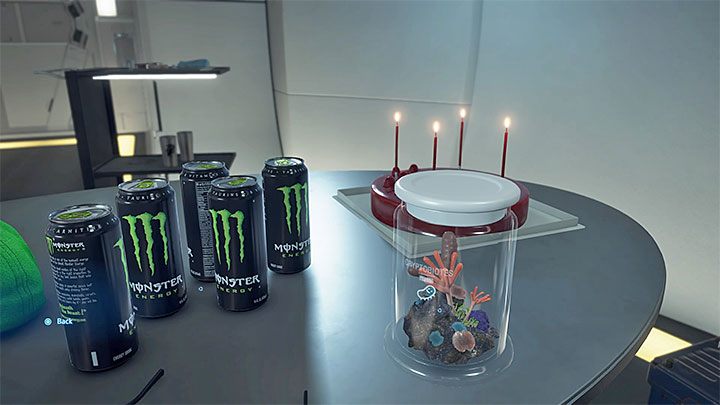 Inna niespodzianka czeka na ciebie w prywatnej kwaterze bohatera (możesz odwiedzić dowolnie wybraną) - będzie nią tort urodzinowy, który znajdziesz na stoliku - Co wydarzy się w urodziny w Death Stranding? - Death Stranding - poradnik do gry