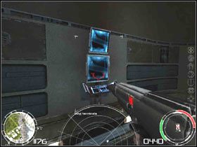 W pomieszczeniu likwidujemy wroga - [Misja 6] Wahadłowiec - cz.5 | Chrome - Chrome - poradnik do gry