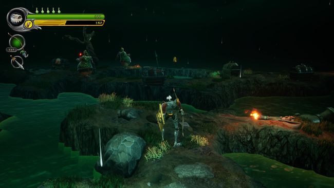 Teraz ostrożnie strzelcie w jedną ze skrzyń z czachą, ona zrobi reakcję łańcuchową i aktywuje pozostałe, spychając przeciwników do bagien - Stawy pradawnych umarłych | Opis przejścia MediEvil - MediEvil - poradnik do gry