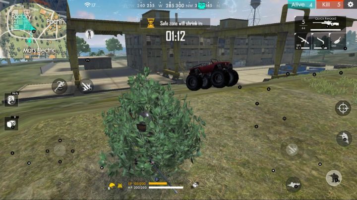 Skrycie się w krzaku także może pozwolić Ci przeżyć spotkanie z pojazdem. - Jak przeżyć kontakt z wrogim pojazdem w Garena Free Fire? - Garena Free Fire - poradnik do gry