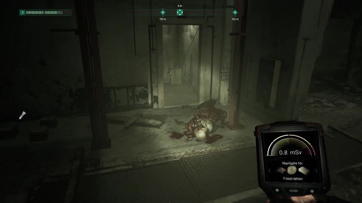 Gdy dotrzesz na miejsce, skieruj się do otwartych drzwi na parterze, w których leżą zwłoki - Chernobylite: Tarkan hideout - solucja, opis przejścia - Chernobylite - poradnik do gry