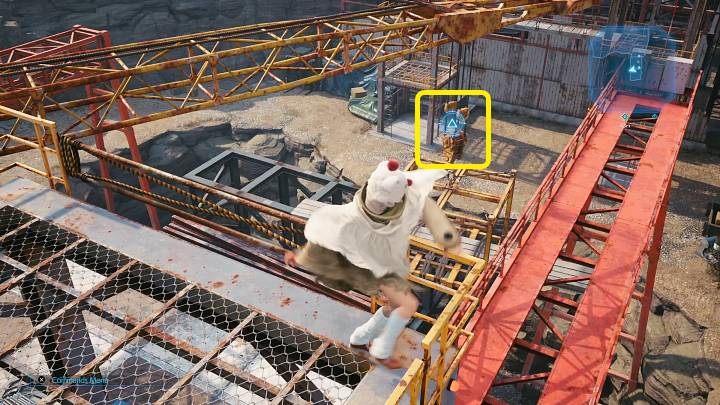 Rzućcie shurikenem w hak dźwigu, aby opuścić na ziemię metalowe filary, po których przejdziecie na drugą stronę przepaści - Final Fantasy VII Remake Intermission: First Challenge - solucja, opis przejścia - Final Fantasy VII Remake - poradnik do gry