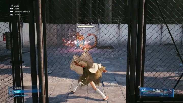 Aby zebrać ostatnią ulotkę, będziecie musieli przejść przez opuszczoną fabrykę, w której spotkacie kilku przeciwników - Final Fantasy VII Remake Intermission: The Happy Envoy - solucja, opis przejścia - Final Fantasy VII Remake - poradnik do gry