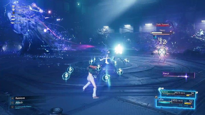 Ze względu na to, że boss będzie znacznie częściej korzystał z magii, na tym etapie pojedynku dobrze sprawdzają się ataki zasięgowe shurikenami, które powoli, ale nieubłaganie będą nadwątlać pasek zdrowia przeciwnika i umożliwią Wam unikanie mrocznej energii - Final Fantasy VII Remake Intermission: Nero - boss, jak pokonać? - Final Fantasy VII Remake - poradnik do gry