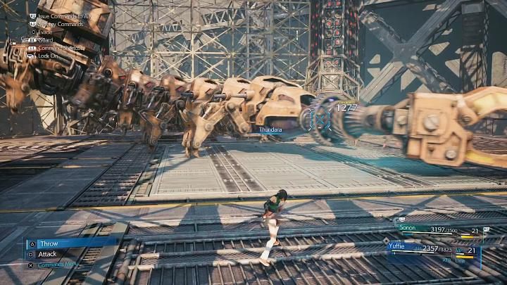 Kontynuujcie ostrzeliwanie ogona bossa przy użyciu zaklęć Thunder/Thundara, aby doprowadzić do kolejnego ogłuszenia - Final Fantasy VII Intermission: Gigantipede - boss, jak pokonać - Final Fantasy VII Remake - poradnik do gry