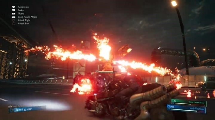 W momencie, gdy robot zacznie podnosić koła, odjedź od niego, by uniknąć otrzymania obrażeń - Final Fantasy VII Remake: Destinys Crossroads - solucja - Final Fantasy VII Remake - poradnik do gry