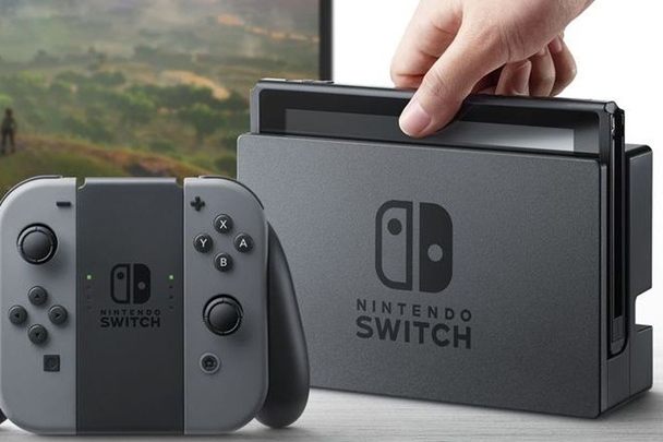 Klasyczna konsola Nintendo Switch idzie w barze ze stacją dokującą, którą można podpiąć do telewizora z pomocą kabla HDMI - Nintendo Switch i Nintendo Switch Lite a gra na telewizorze - Nintendo Switch - poradnik do konsoli