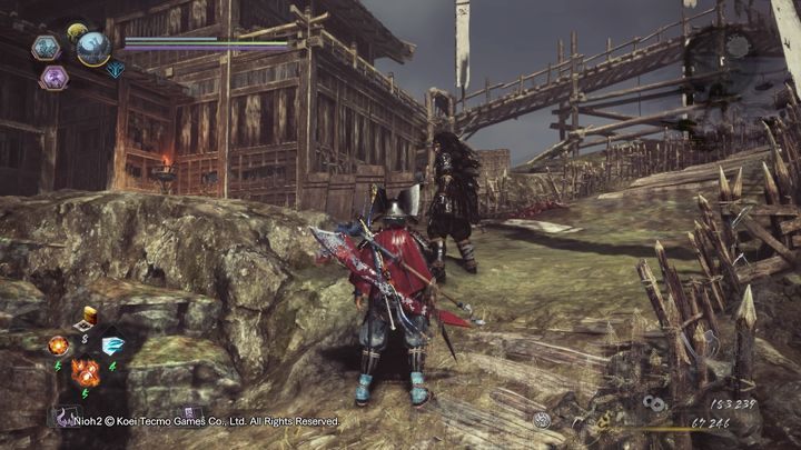 Znajdując się w tym miejscu, po lewej stronie znajduje się wejście do budynku, a dalej, przełącznik otwierający śluzę i skrót do drugiego chramu - Tajemniczy zamek jednej nocy | Solucja NiOh 2 - NiOh 2 - poradnik do gry