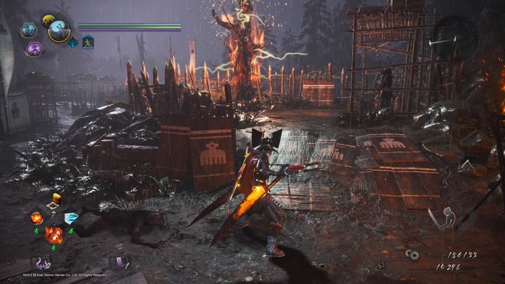 Po lewej stronie napotkasz kolejnych przeciwników, jest tam jednocześnie ukryta Kodama, za skrzyniami - Ukryte potwory Okehazamy | Solucja NiOh 2 - NiOh 2 - poradnik do gry