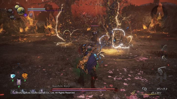 Gdy Kashin podniesie swoją broń w górę, zaczną z niej wyłaniać się czarne materie dusz, które dosyć nieporadnie, ale jednak, będą podążały za tobą - NiOh 2: Kashin Koji - boss - NiOh 2 - poradnik do gry