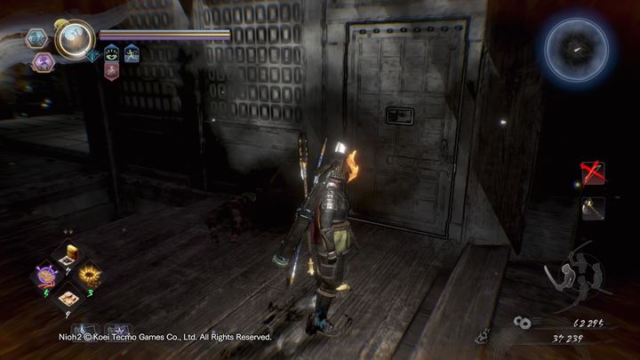 Na końcu jednego korytarza znajdziesz skrót, otwórz drzwi, a droga na klatce schodowej blisko chramu będzie dla ciebie otwarta - Ptak w klatce | Solucja NiOh 2 - NiOh 2 - poradnik do gry