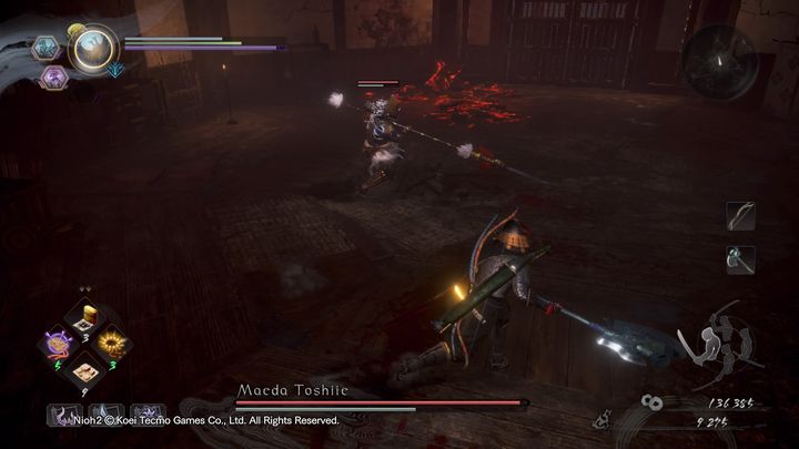 Maeda Toshiie bardzo często pokrywa swoją broń ogniem, dlatego pancerz z dodatkową ochroną przed ogniem jest mile widziany - NiOh 2: Maeda Toshiie - boss - NiOh 2 - poradnik do gry
