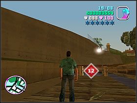Gdy znajdziesz się przy moście, skręć w zaułek pomiędzy betonową balustradą i zabudowaniami - Numer 12 Rampage - Grand Theft Auto: Vice City - poradnik do gry
